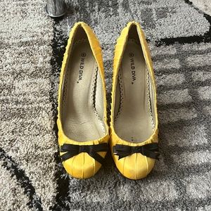 Wild Diva size 8 yellow heels w/ bow